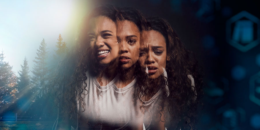 Jóvenes uniendo sus manos en gesto de alianza como símbolo de intervención comunitaria en conductas delictivas — Luis F González Colón.