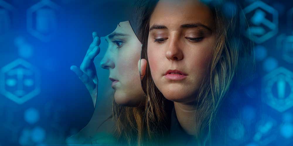 Joven mujer mirando su reflejo con expresión de tristeza y confusión Luis F González Colón